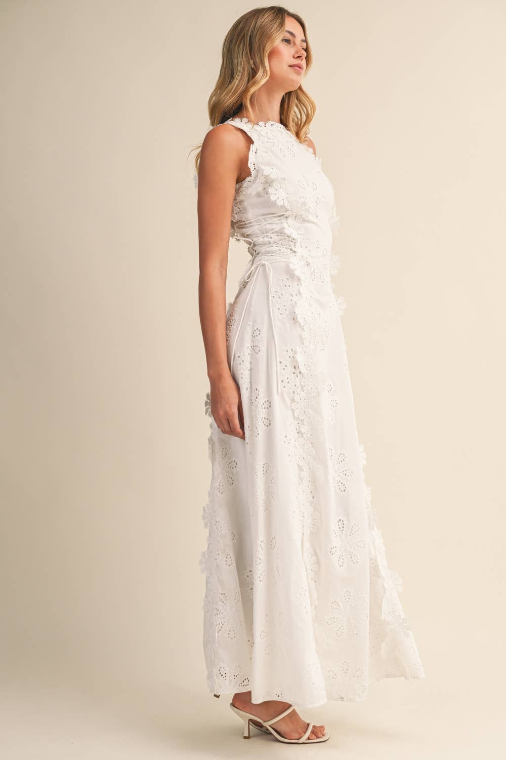 Robe maxi femme brodée à fleurs avec dentelle élégante et coupe fluide