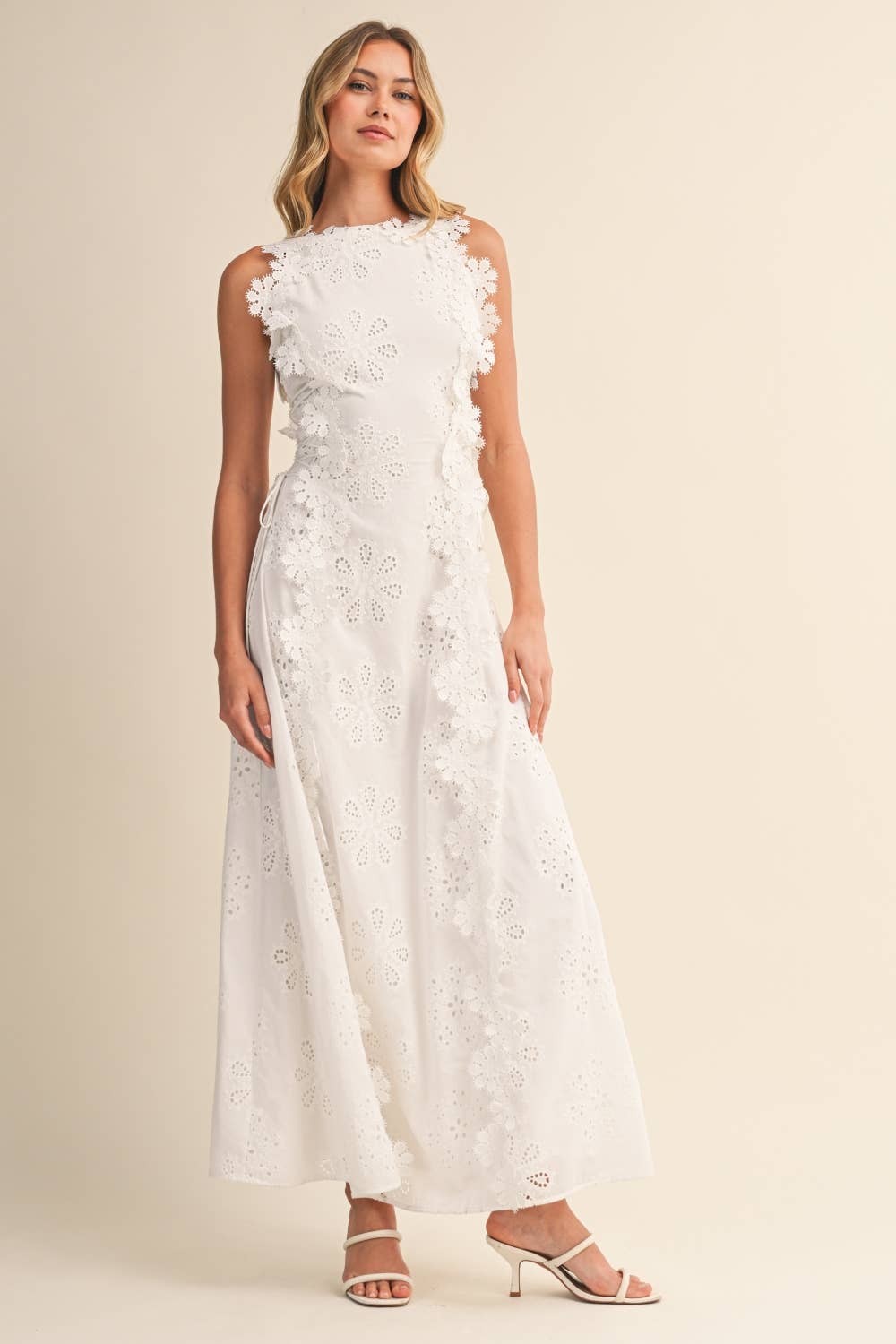 Robe maxi femme brodée à fleurs avec dentelle élégante et coupe fluide