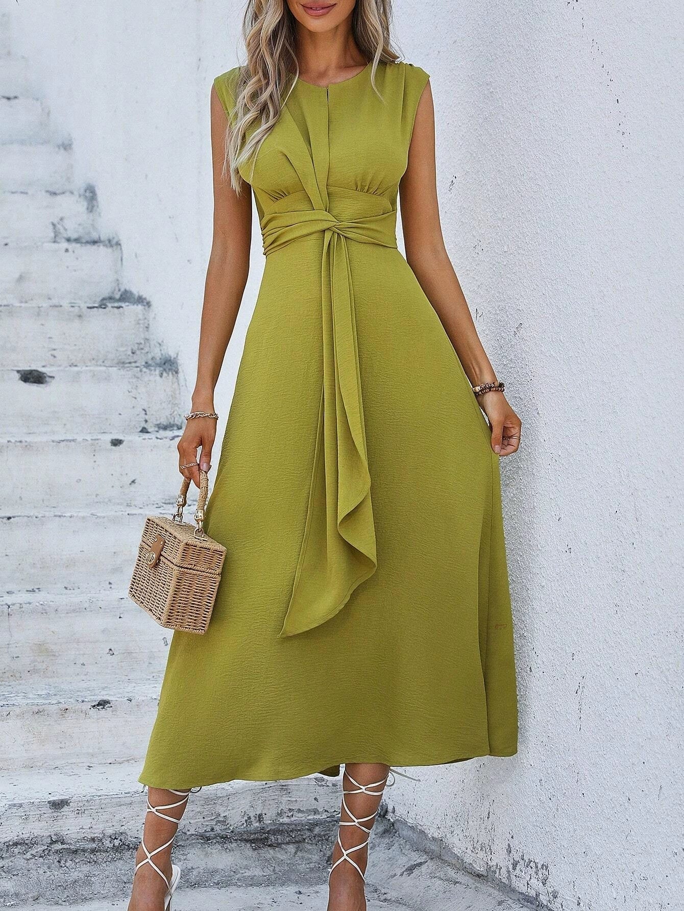 Robe longue femme sans manches avec taille drapée élégante