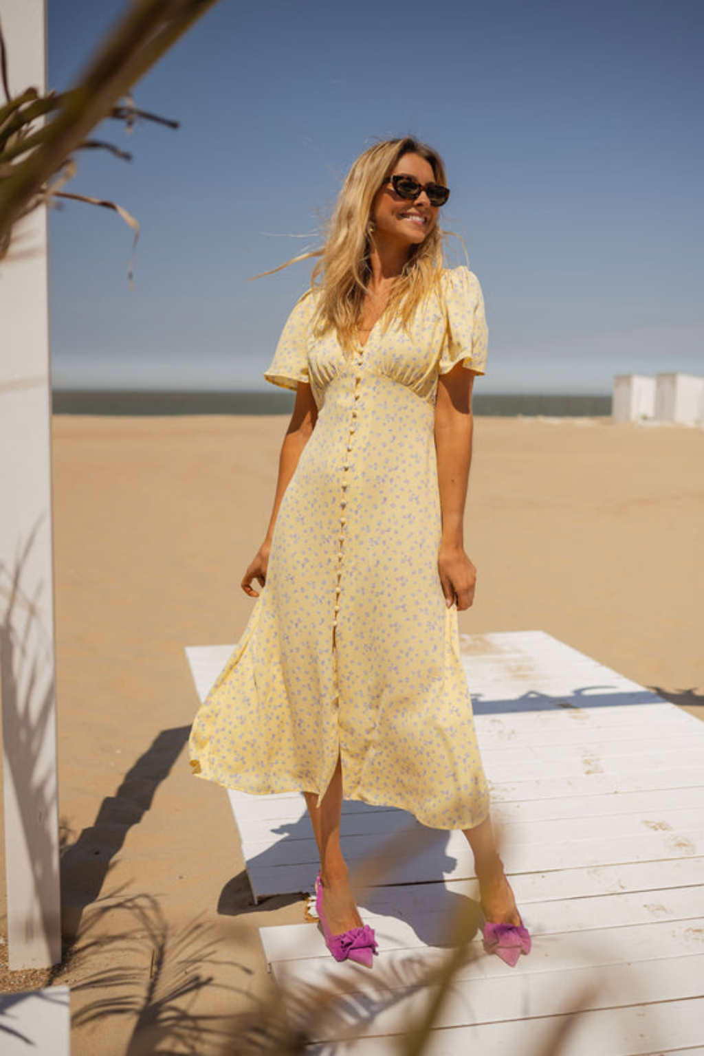 Robe femme midi à imprimé floral avec col V et coupe cintrée