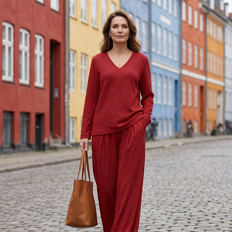 Ensemble femme fluide avec pantalon large et col en V élégant