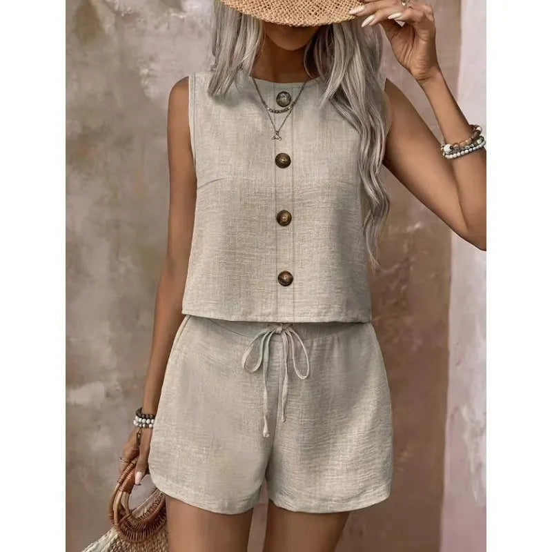Ensemble femme estival avec top sans manches à boutons et short ajustable