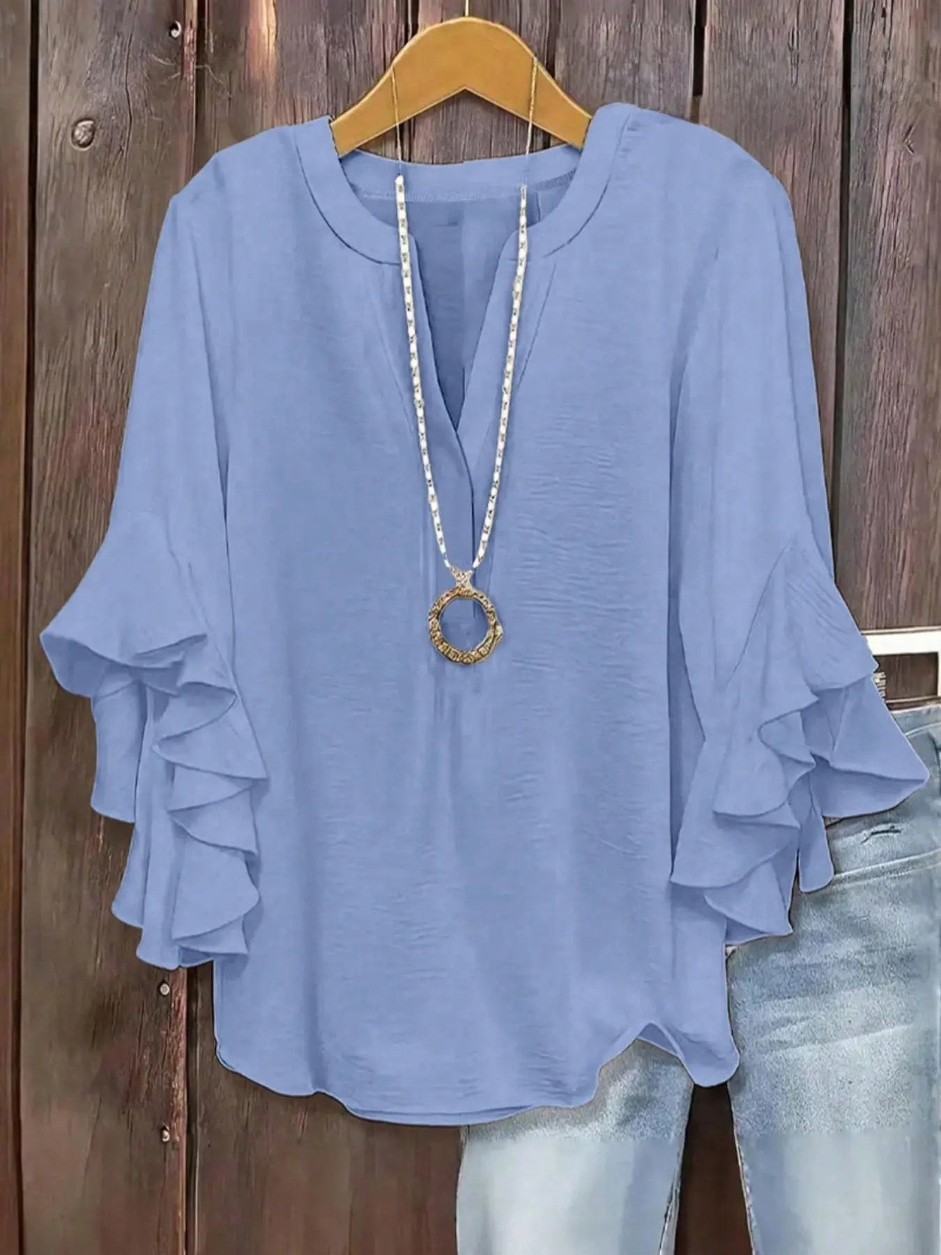 Blouse femme à manches volantées et col V élégant