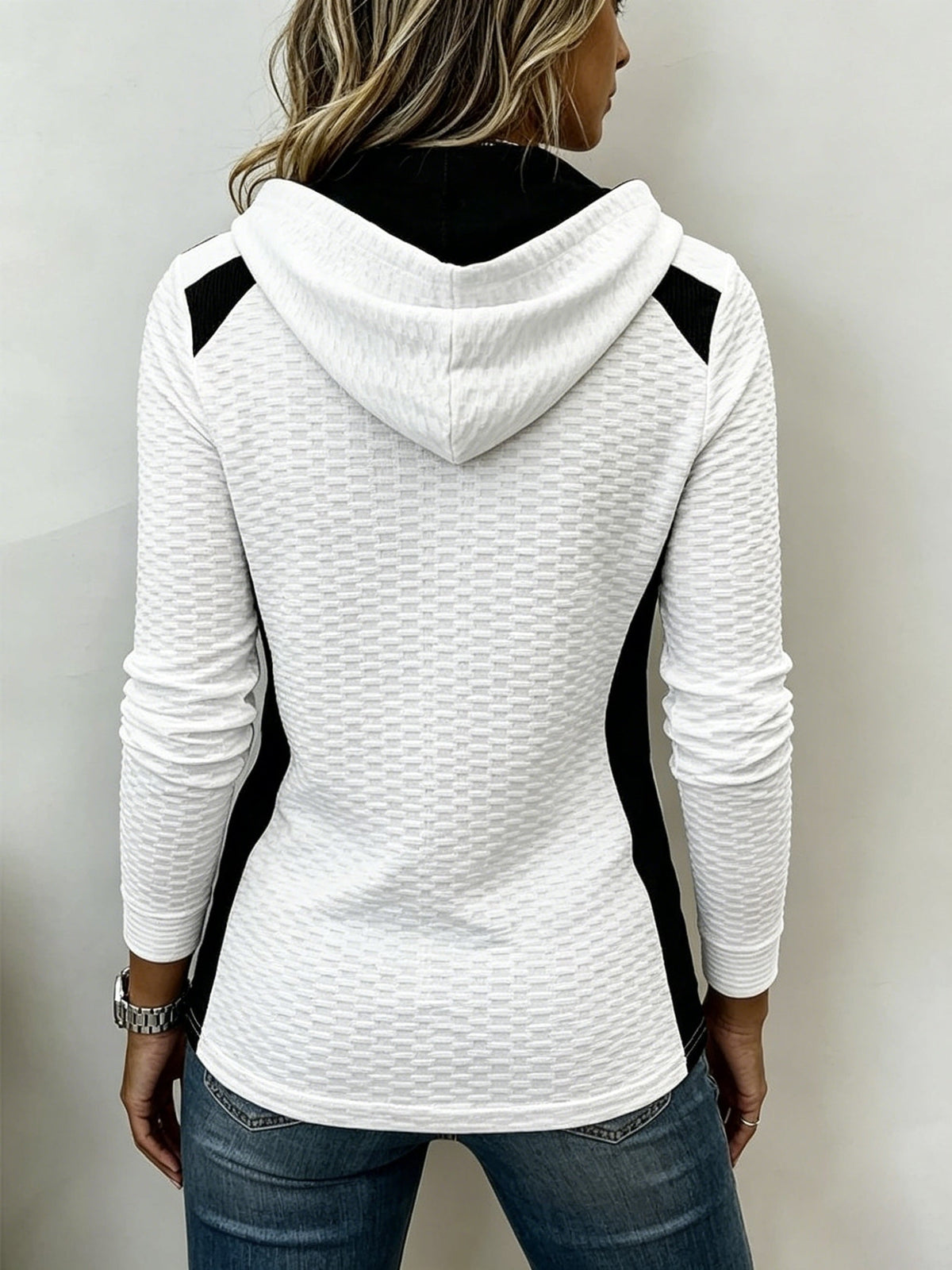Haut femme texturé à capuche avec détails contrastés