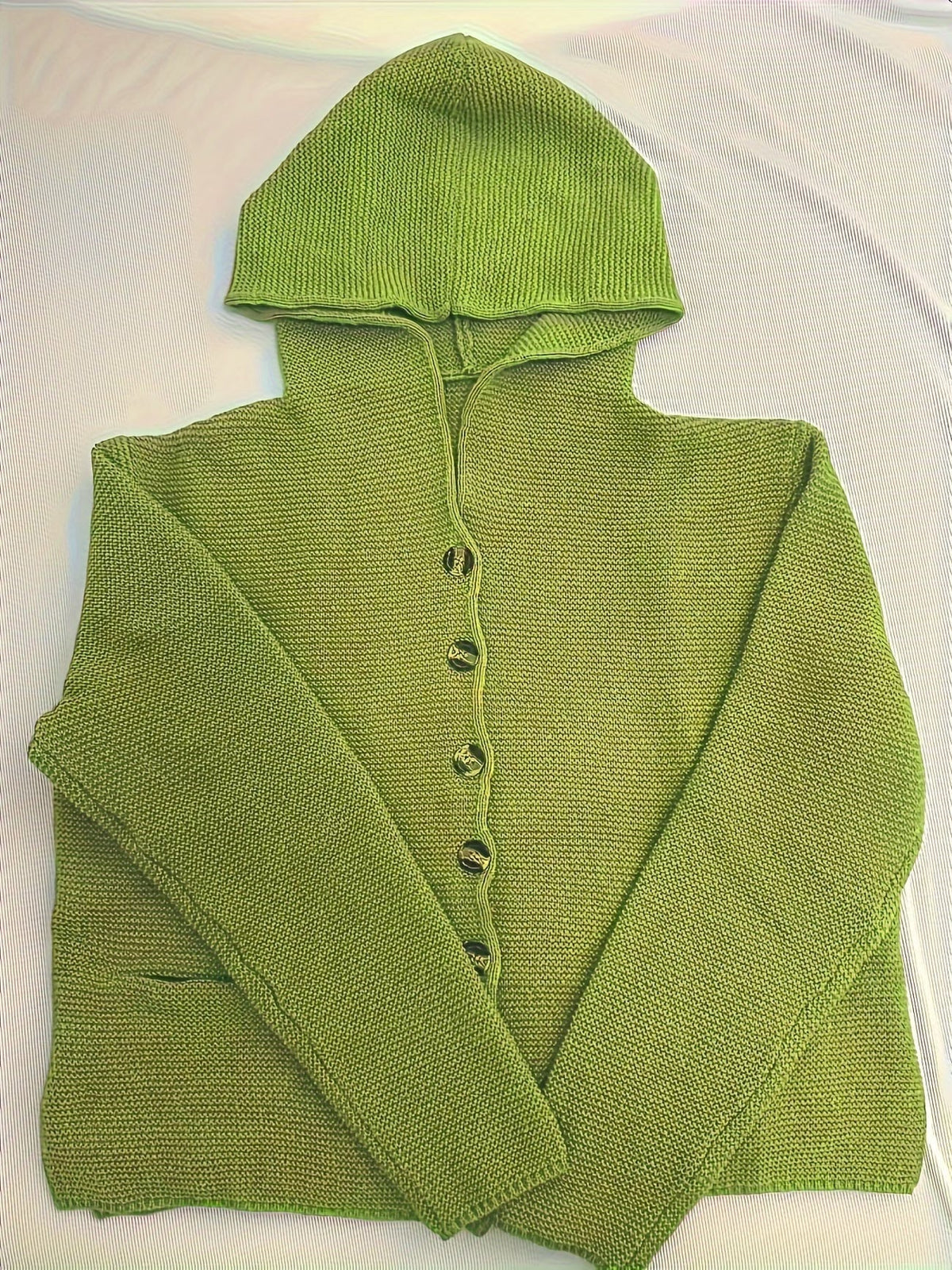 Cardigan femme en grosse maille à capuche et boutons