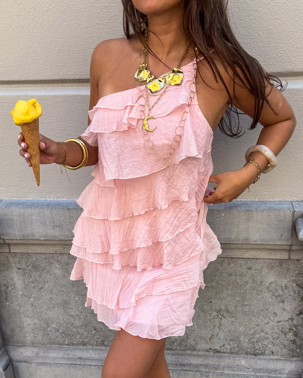 Robe mini femme à volants avec coupe fluide style estival