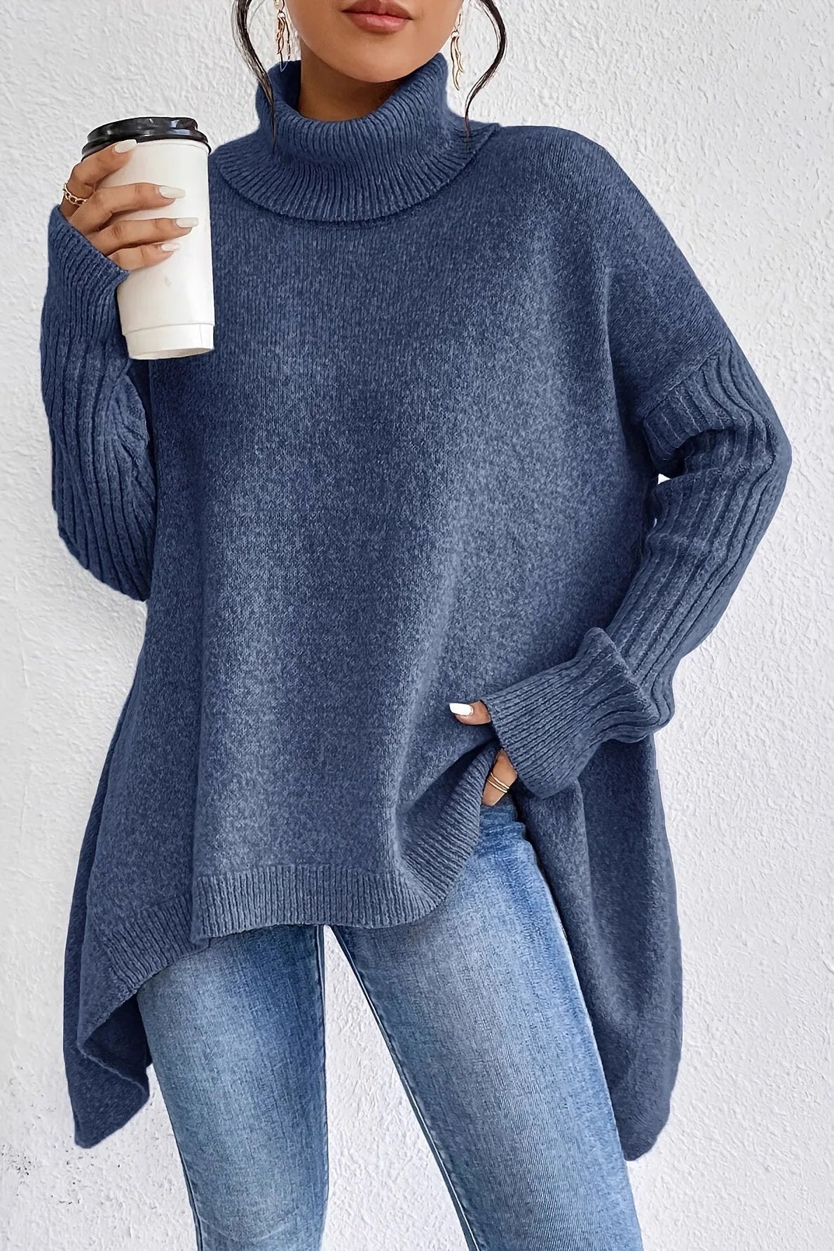 Pull femme oversize à col roulé et ourlet asymétrique