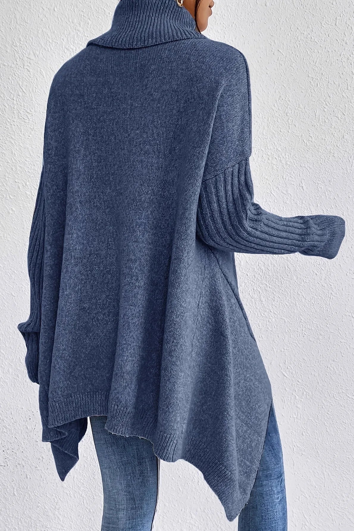 Pull femme oversize à col roulé et ourlet asymétrique