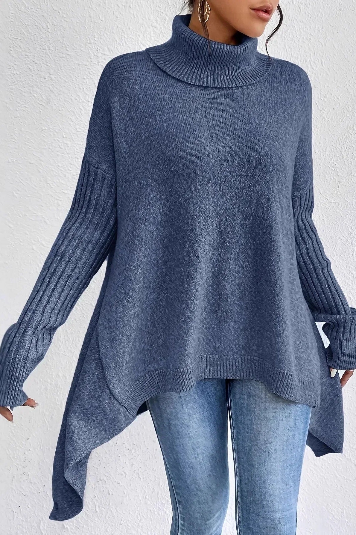 Pull femme oversize à col roulé et ourlet asymétrique