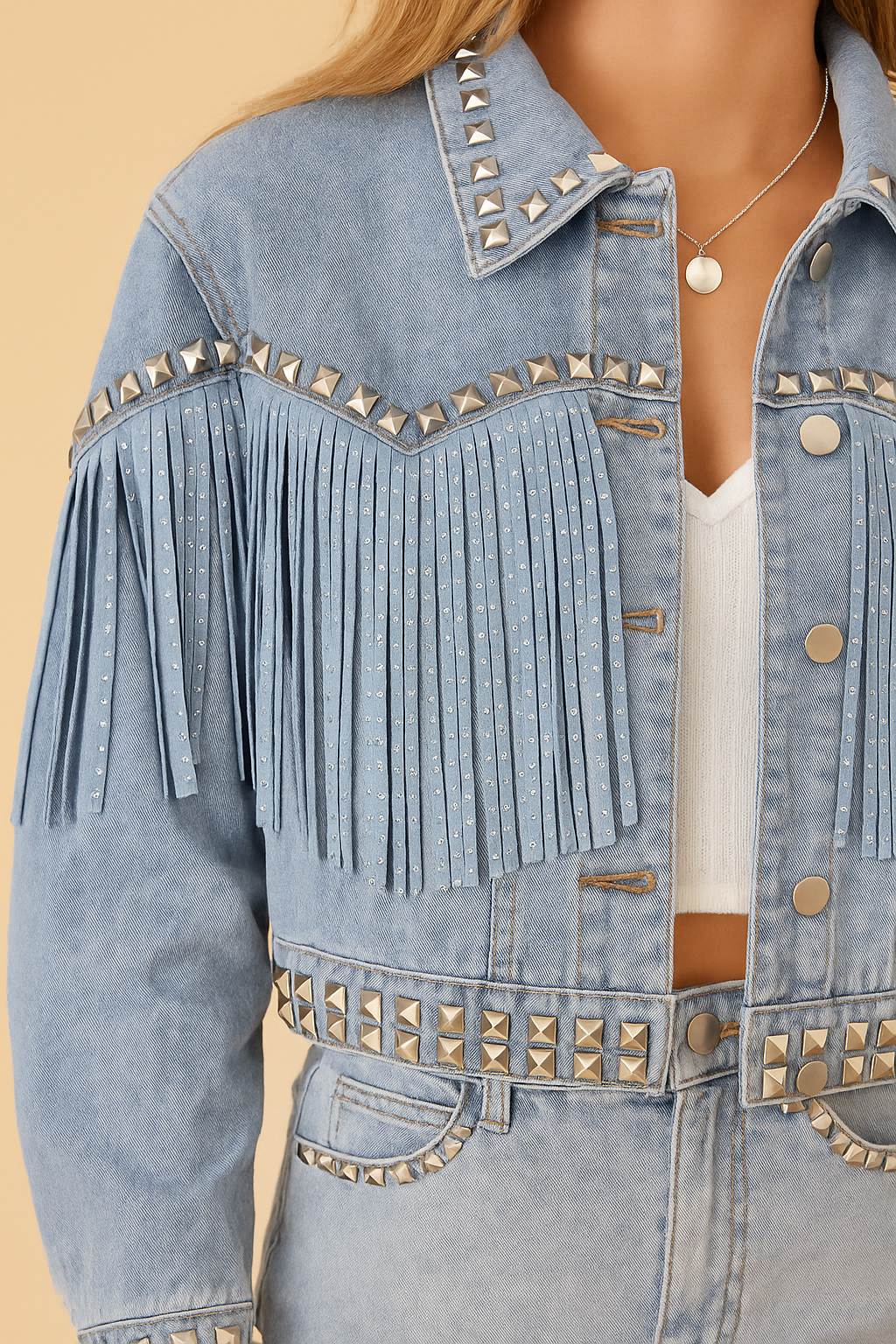 Veste denim femme à franges et clous – style bohème audacieux