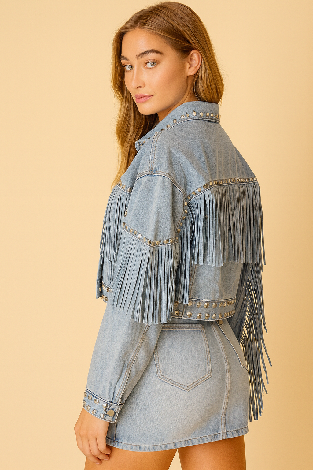 Veste denim femme à franges et clous – style bohème audacieux