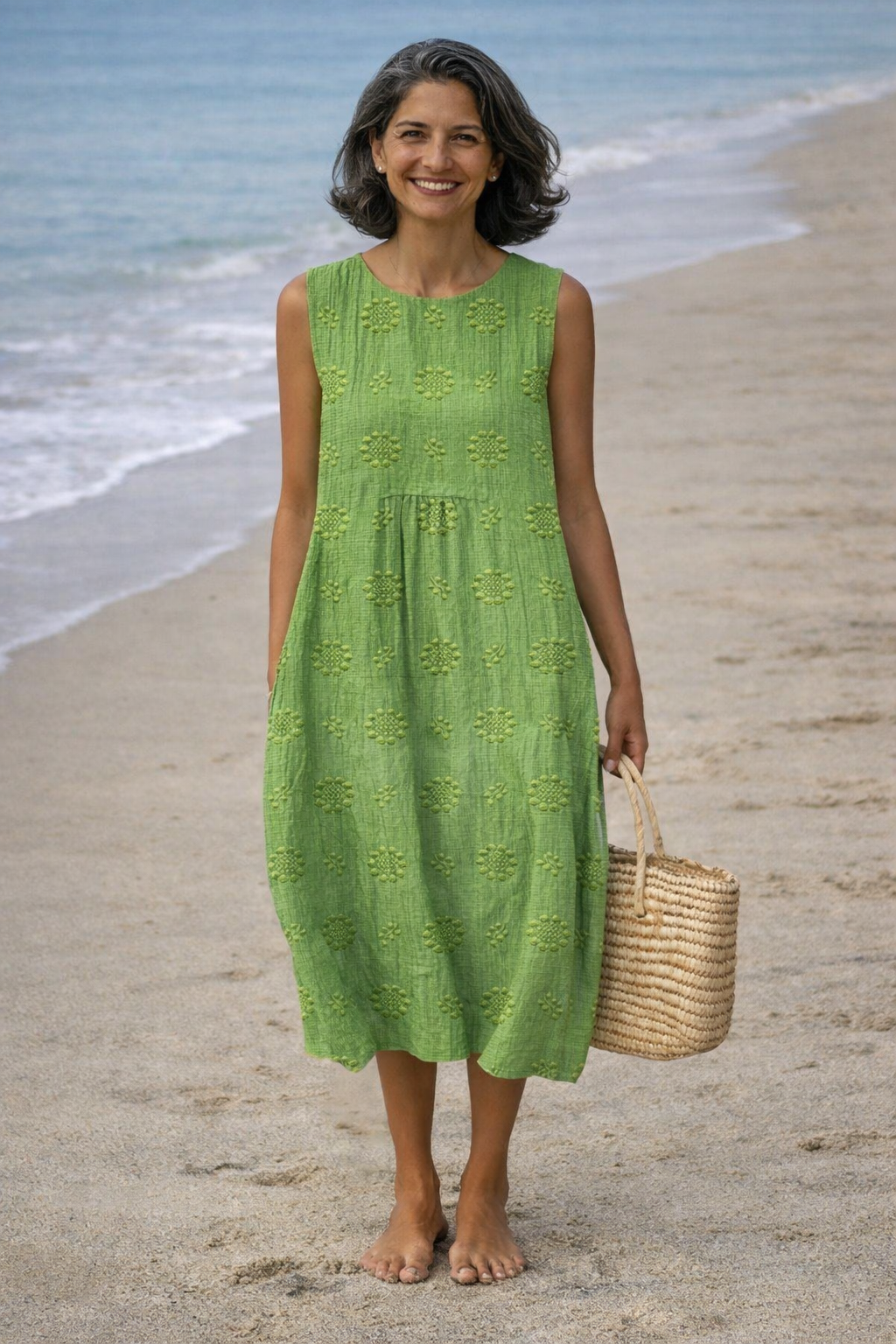 Robe midi femme brodée sans manches à coupe fluide
