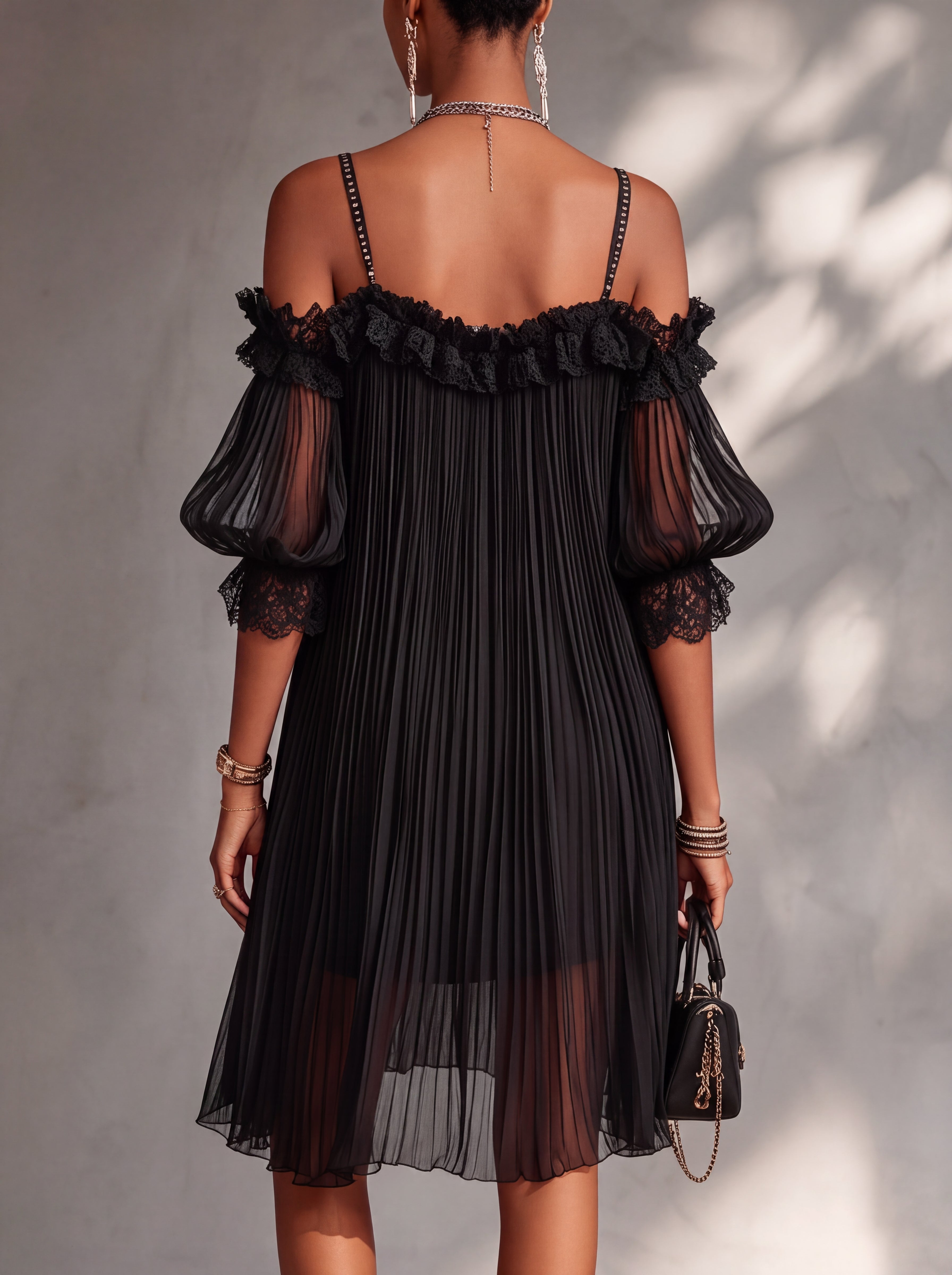 Mini robe noire femme plissée à épaules dénudées