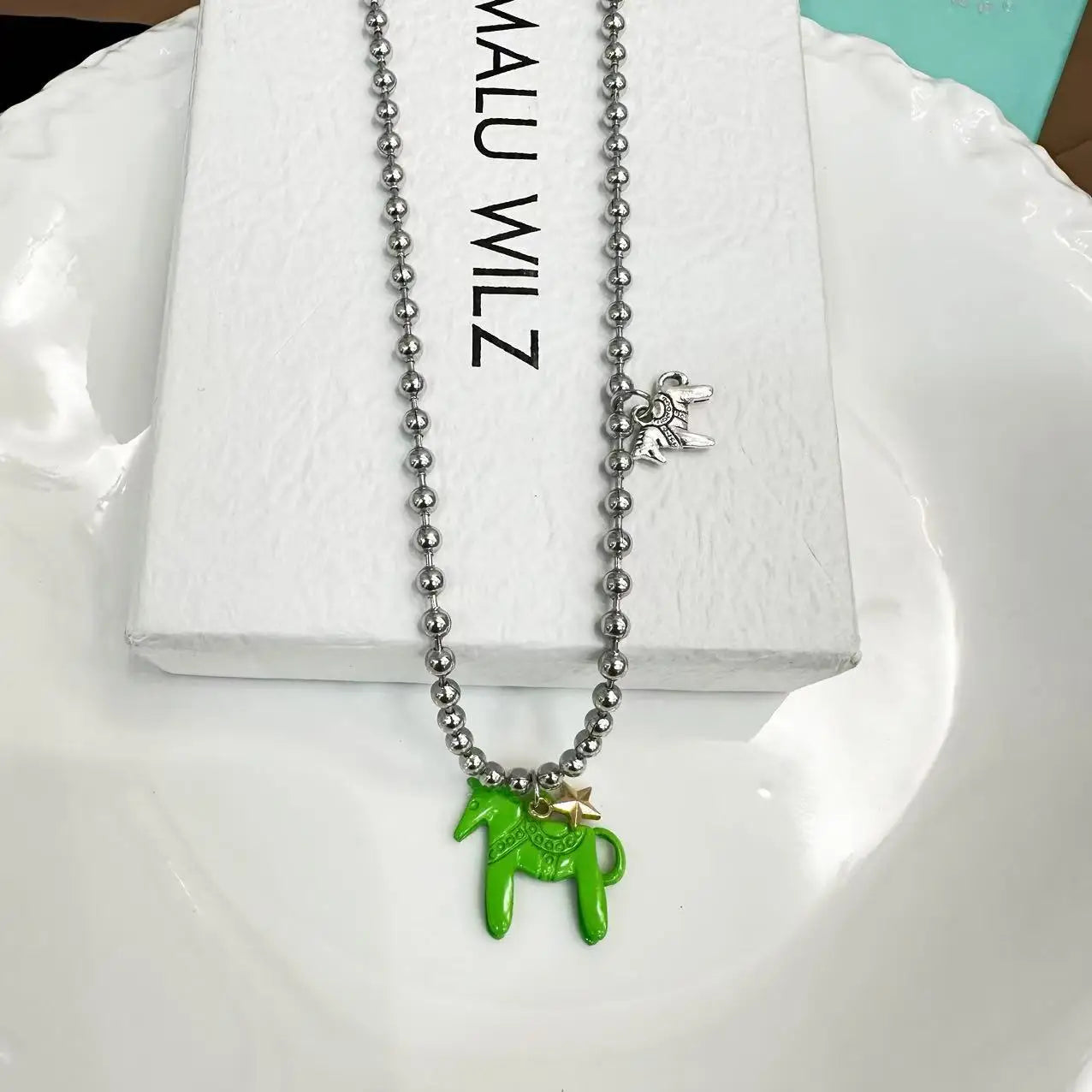 Collier femme à perles argentées avec pendentif cheval – le cadeau parfait pour les passionnées de chevaux