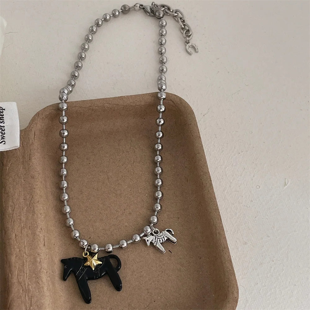 Collier femme à perles argentées avec pendentif cheval – le cadeau parfait pour les passionnées de chevaux