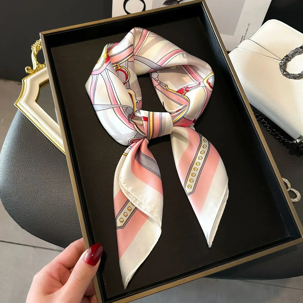 Foulard carré femme en satin imprimé pour cheveux et sac