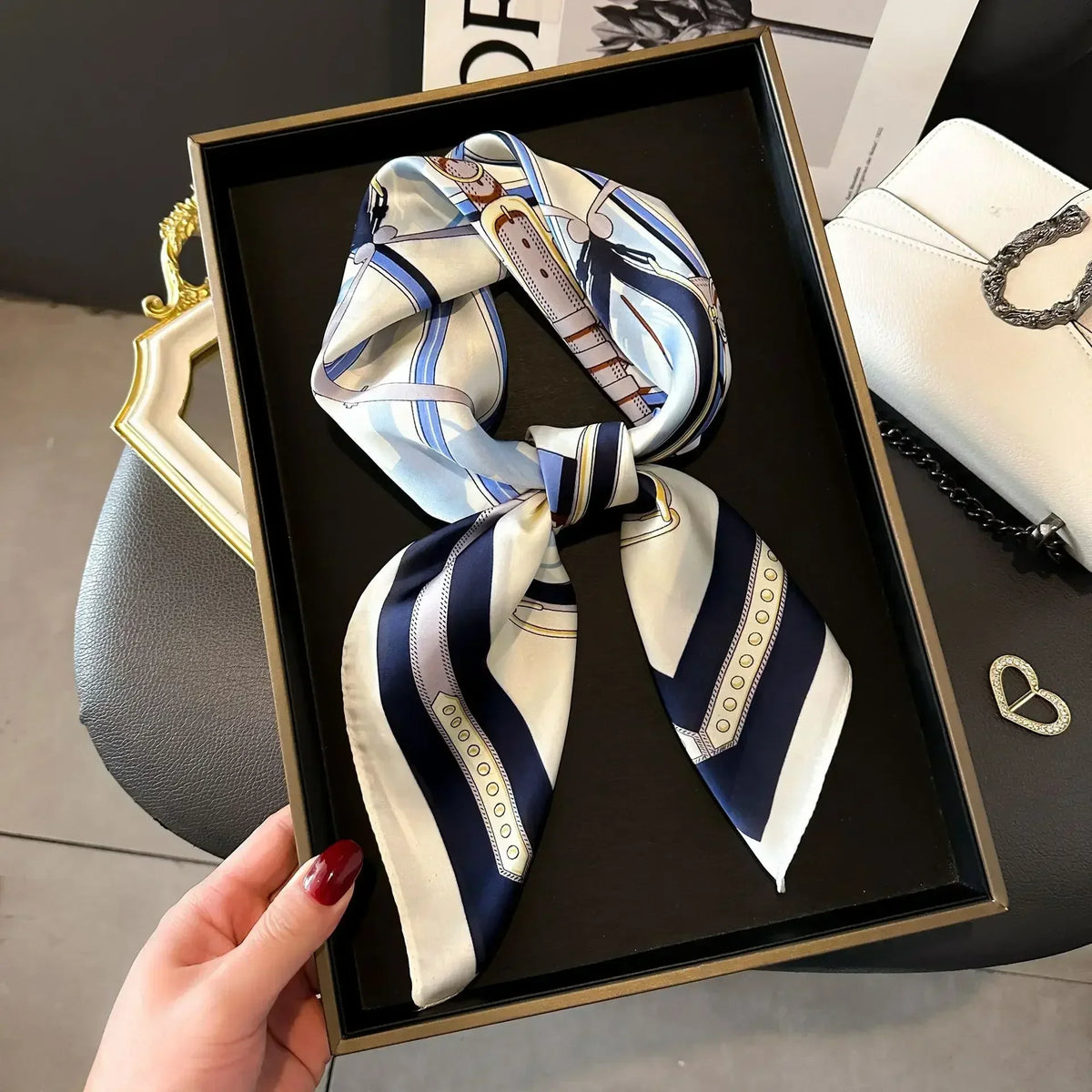 Foulard carré femme en satin imprimé pour cheveux et sac