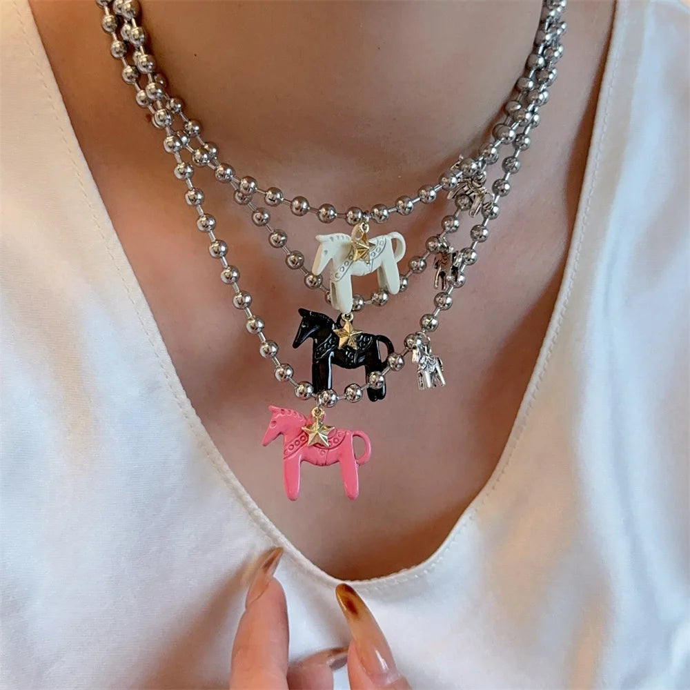 Collier femme à perles argentées avec pendentif cheval – le cadeau parfait pour les passionnées de chevaux