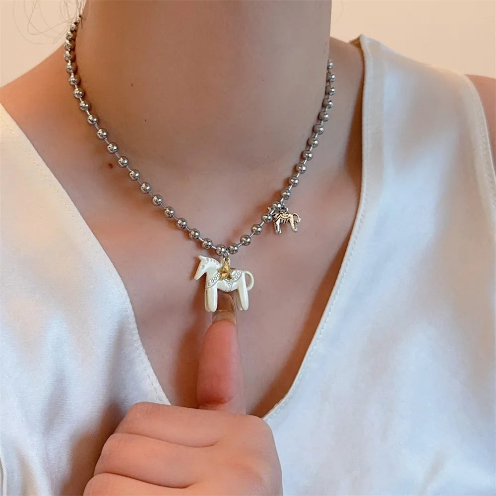Collier femme à perles argentées avec pendentif cheval – le cadeau parfait pour les passionnées de chevaux