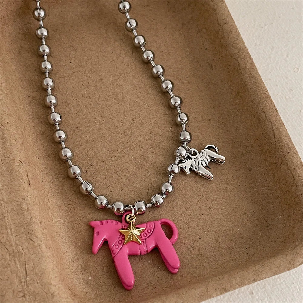 Collier femme à perles argentées avec pendentif cheval – le cadeau parfait pour les passionnées de chevaux