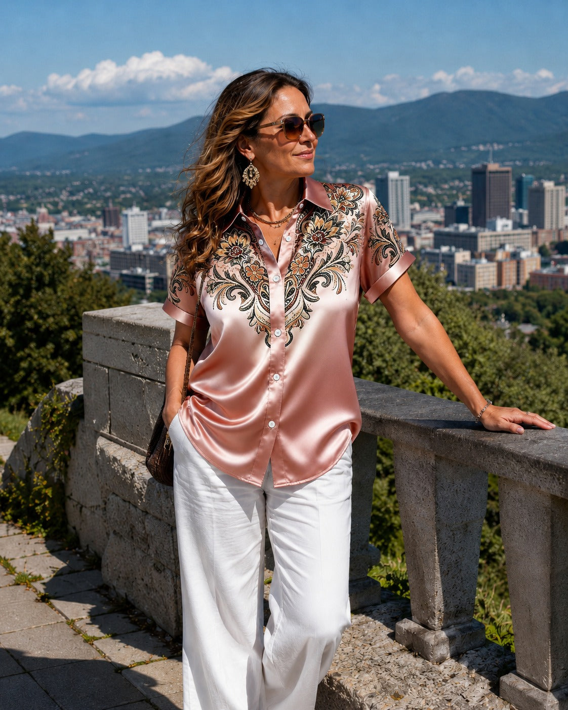 Blouse femme satinée à imprimé floral et col chemise élégant