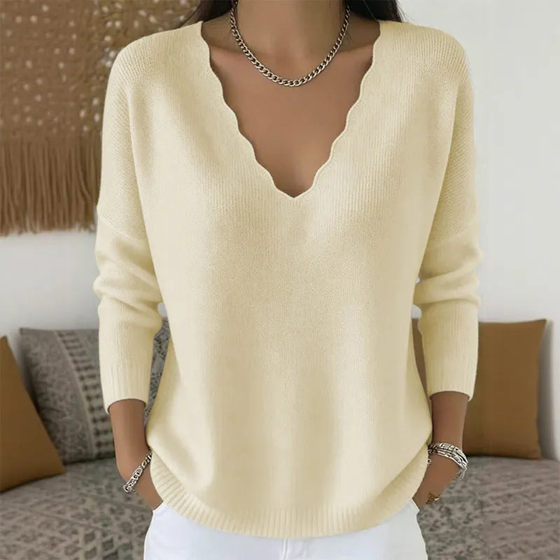 Pull femme en maille avec col V festonné
