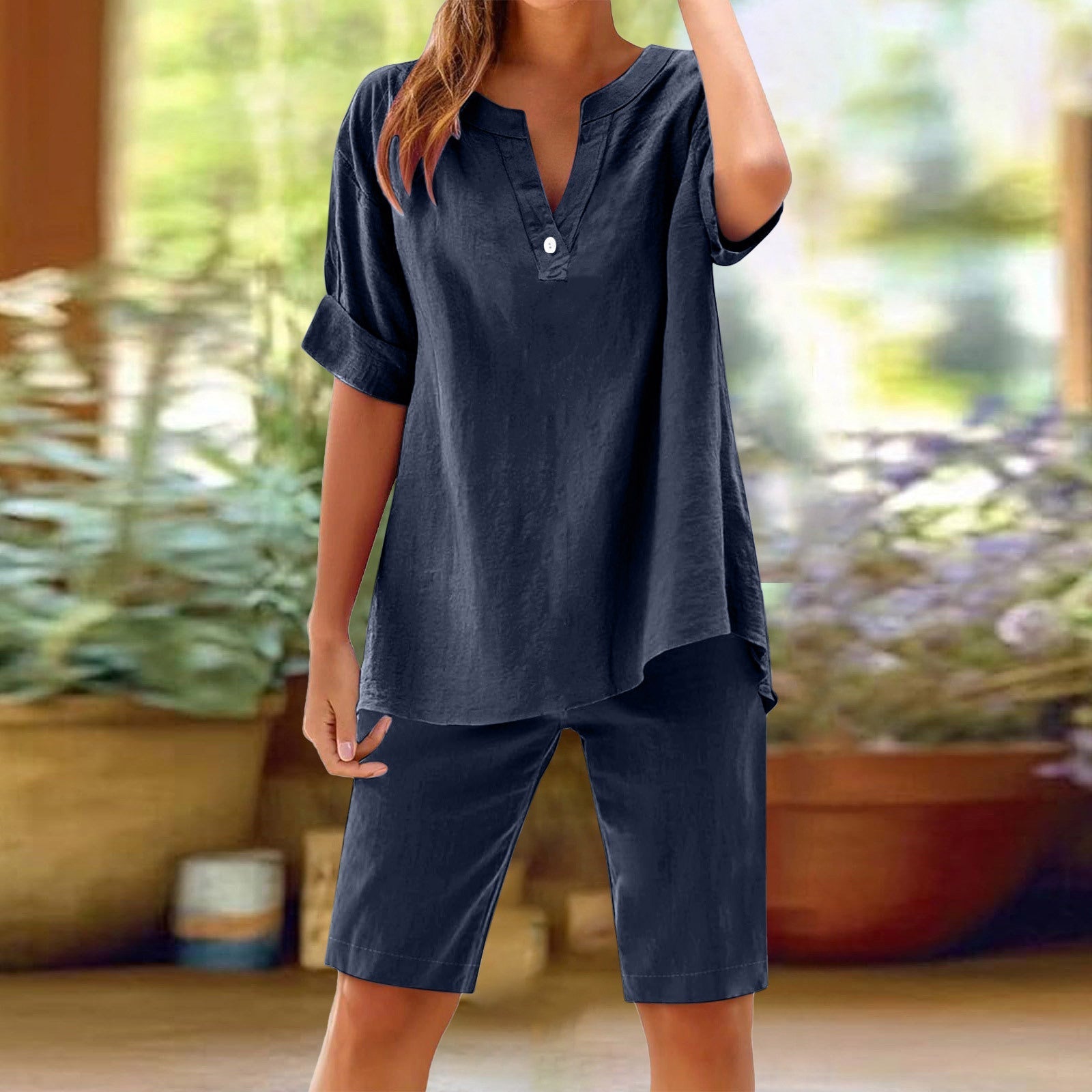 Ensemble femme en lin respirant avec haut à col V et short assorti