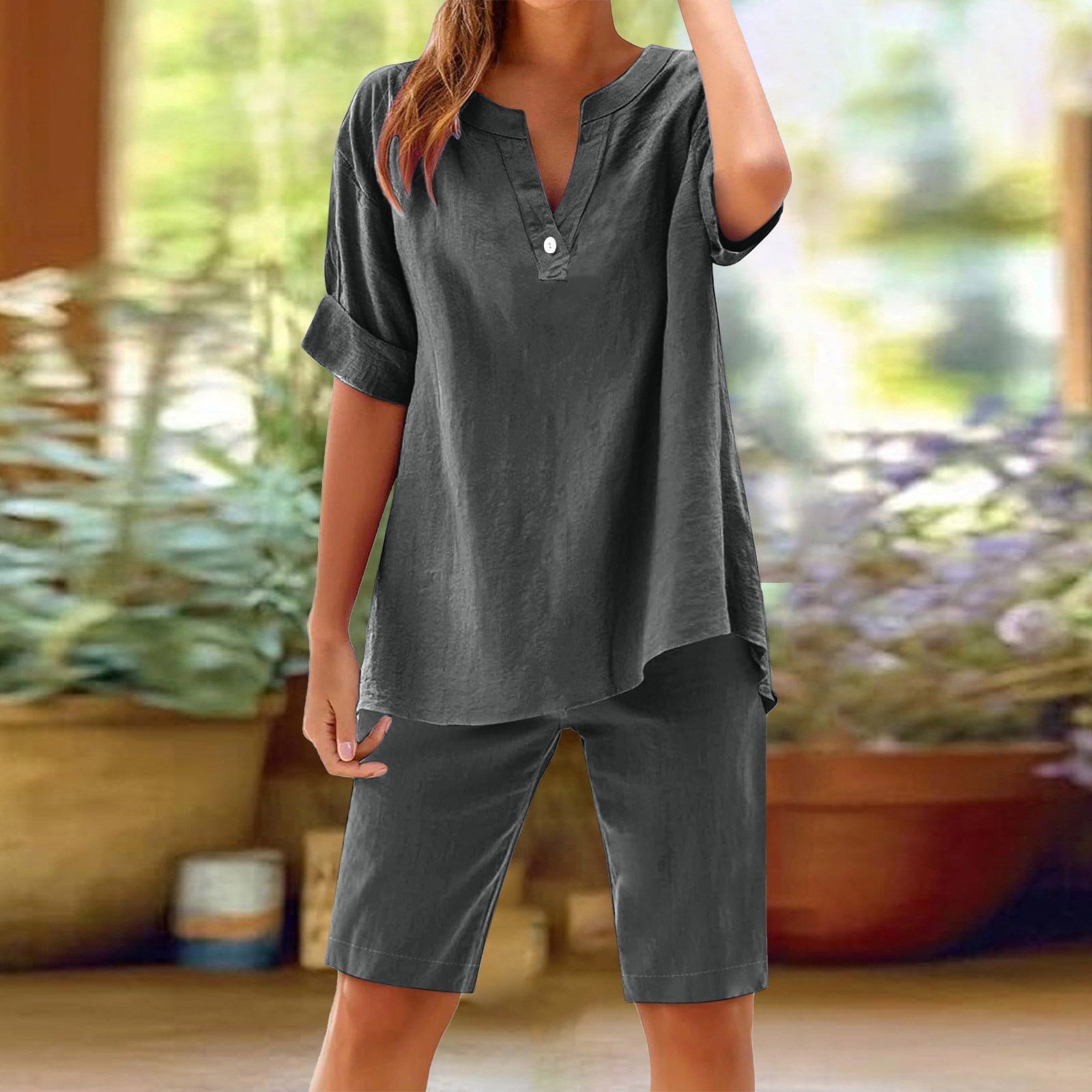 Ensemble femme en lin respirant avec haut à col V et short assorti