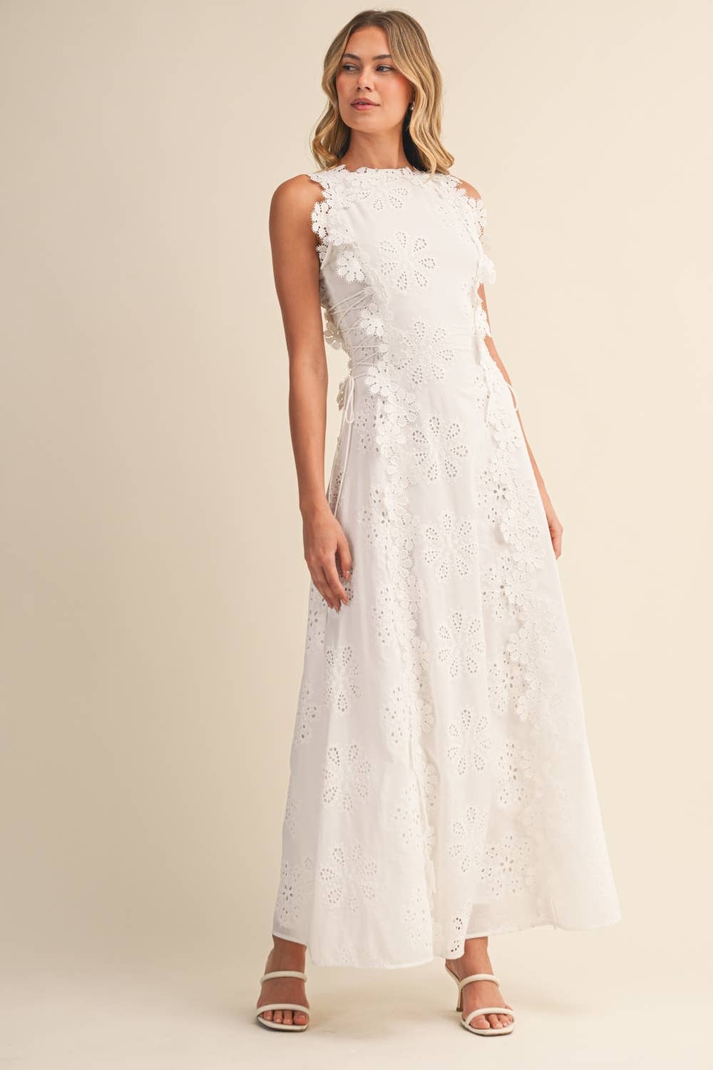 Robe maxi femme brodée à fleurs avec dentelle élégante et coupe fluide