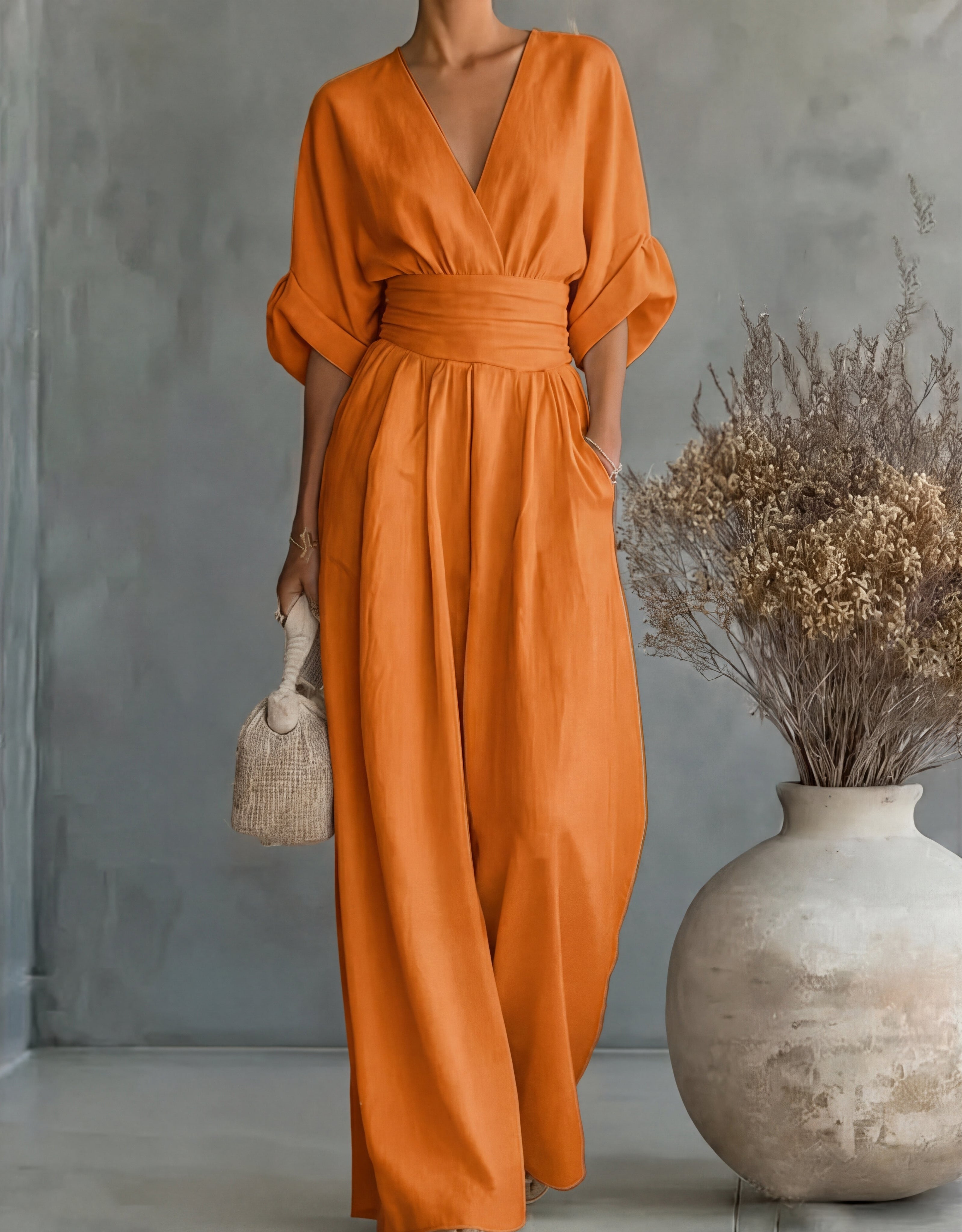 Combinaison femme à décolleté en V et pantalon fluide