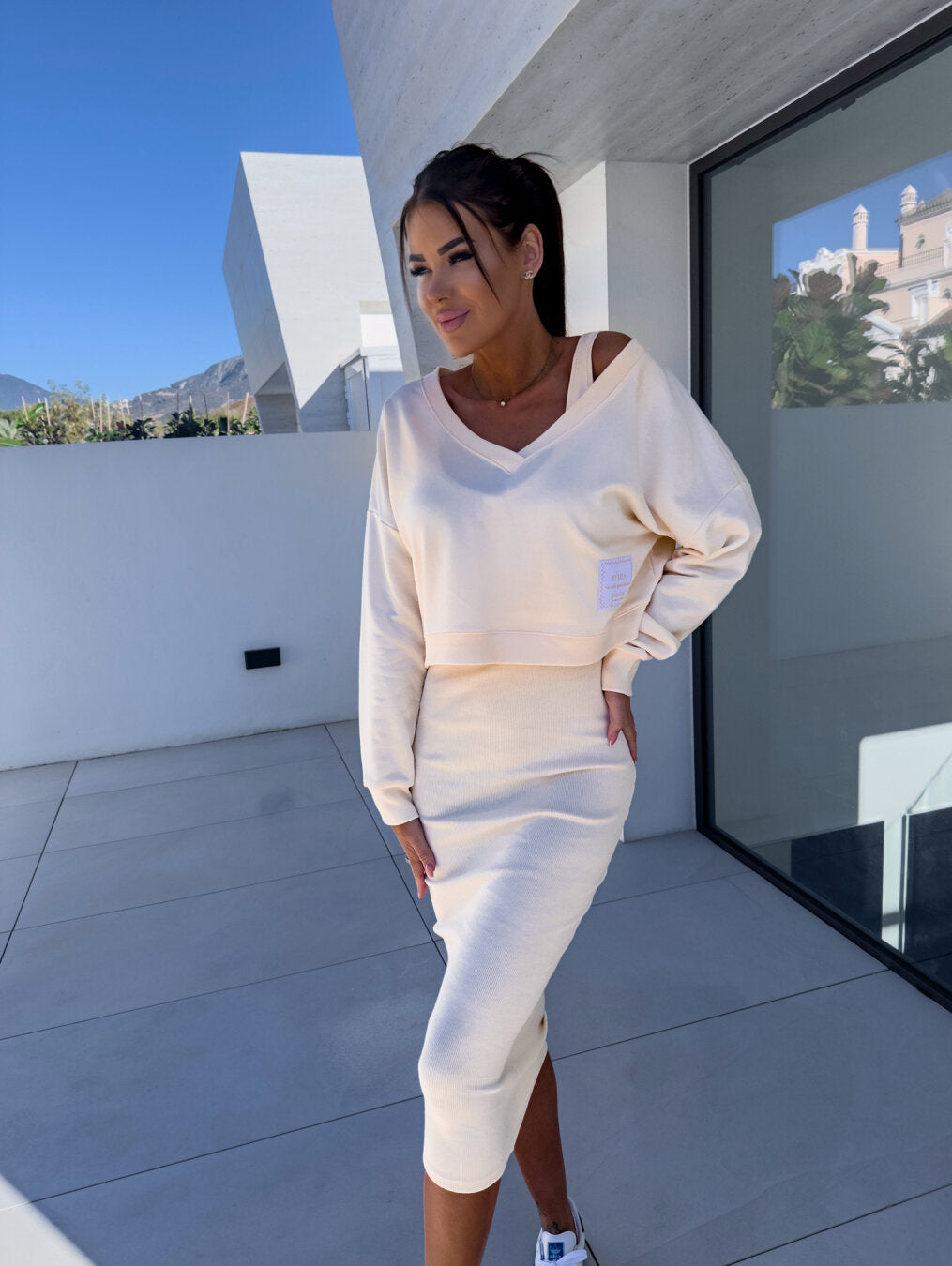 Ensemble femme robe midi ajustée et sweatshirt oversize col V élégant casual