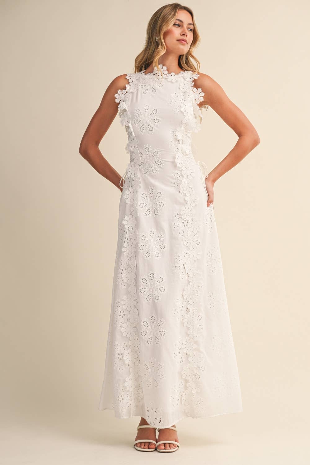 Robe maxi femme brodée à fleurs avec dentelle élégante et coupe fluide