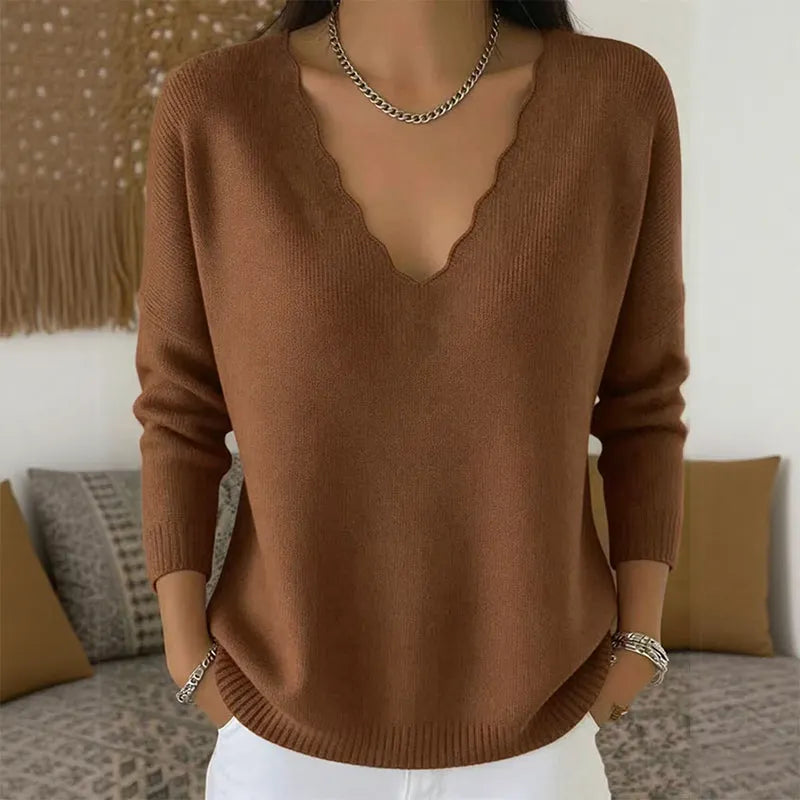 Pull femme en maille avec col V festonné