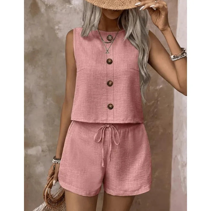 Ensemble femme estival avec top sans manches à boutons et short ajustable