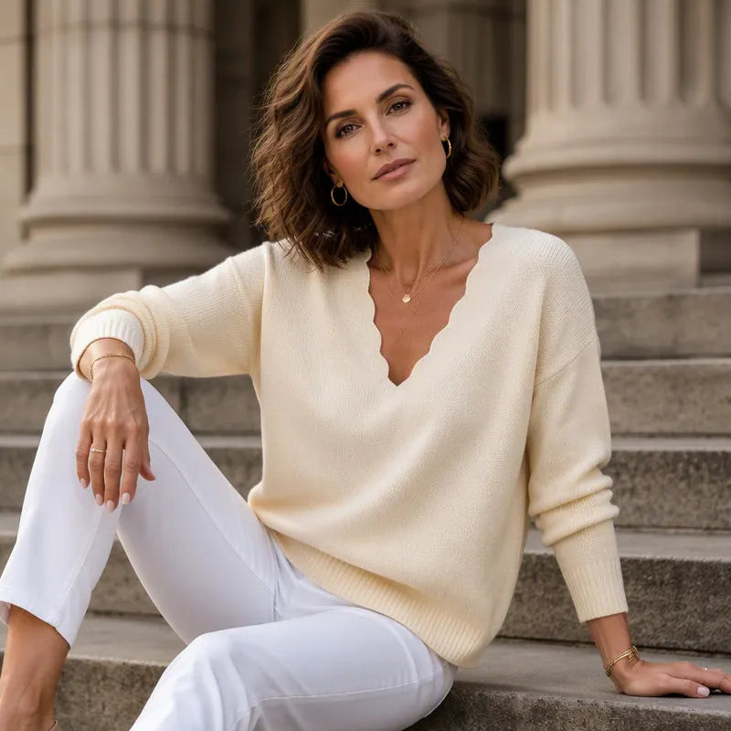 Pull femme en maille avec col V festonné