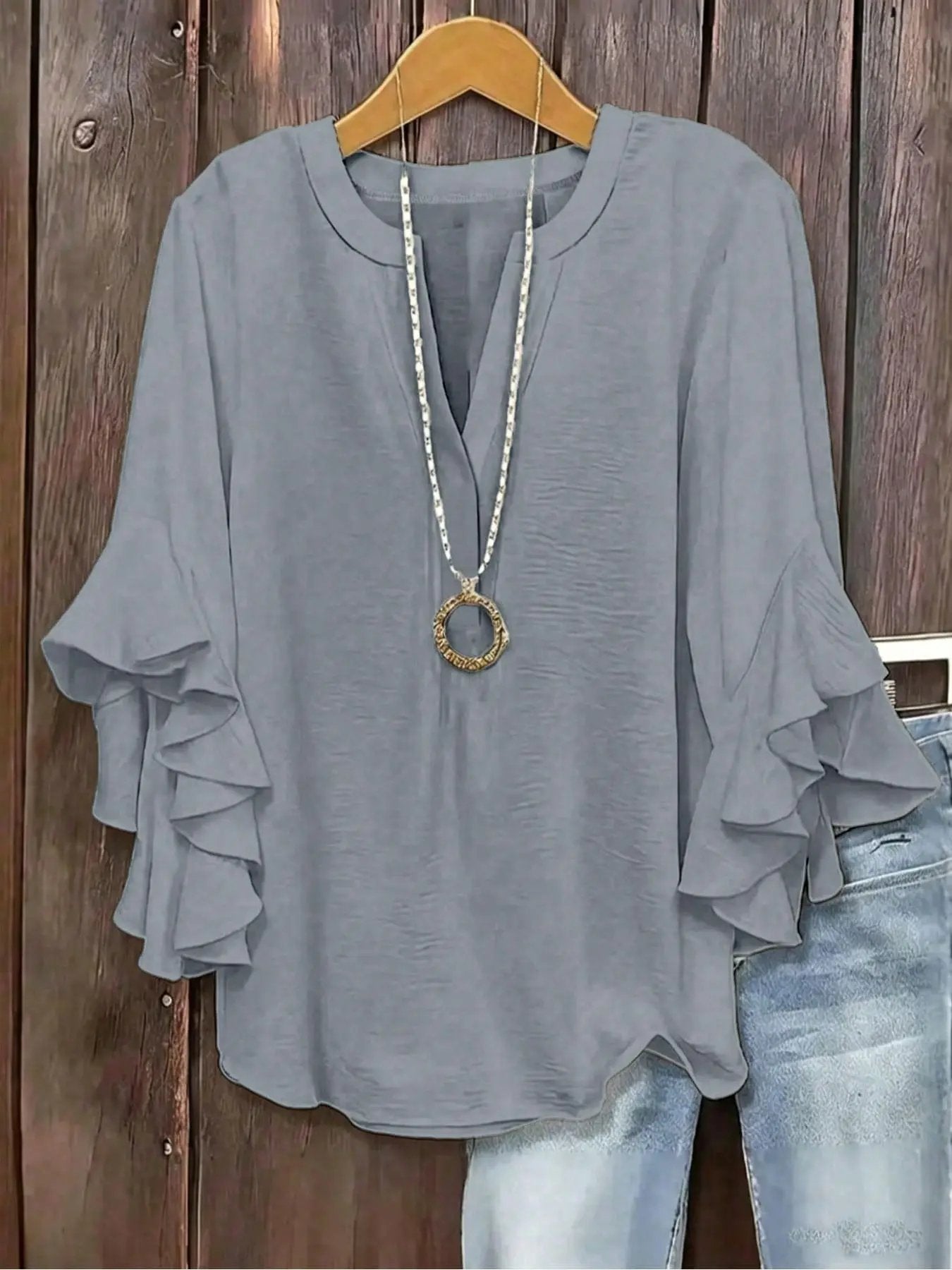 Blouse femme à manches volantées et col V élégant