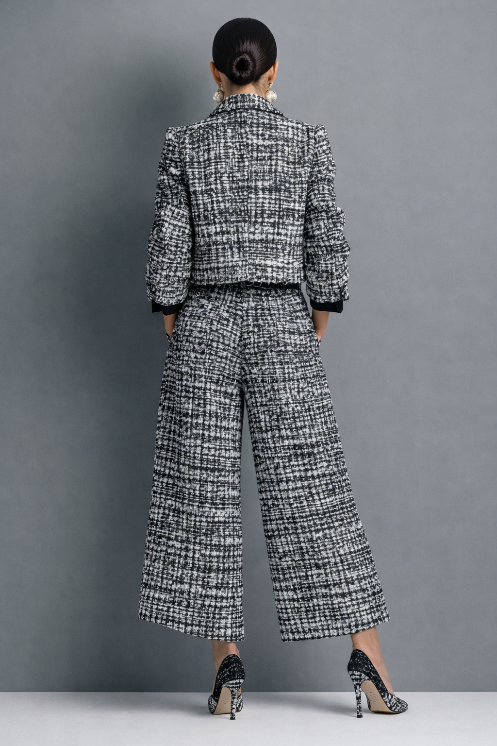 Ensemble femme en tweed avec veste courte et pantalon large