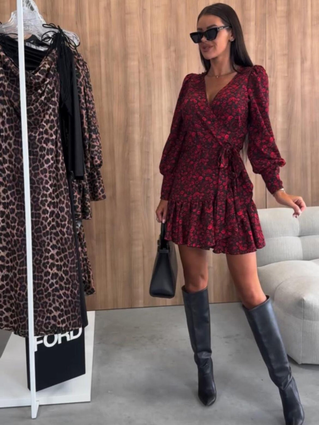 Robe femme mini florale cache-cœur taille marquée élégante