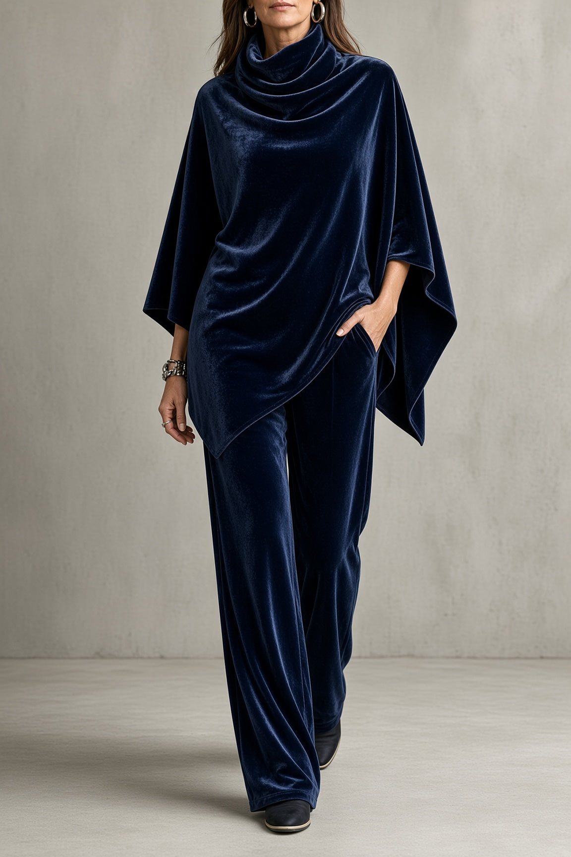 Ensemble femme en velours avec poncho drapé