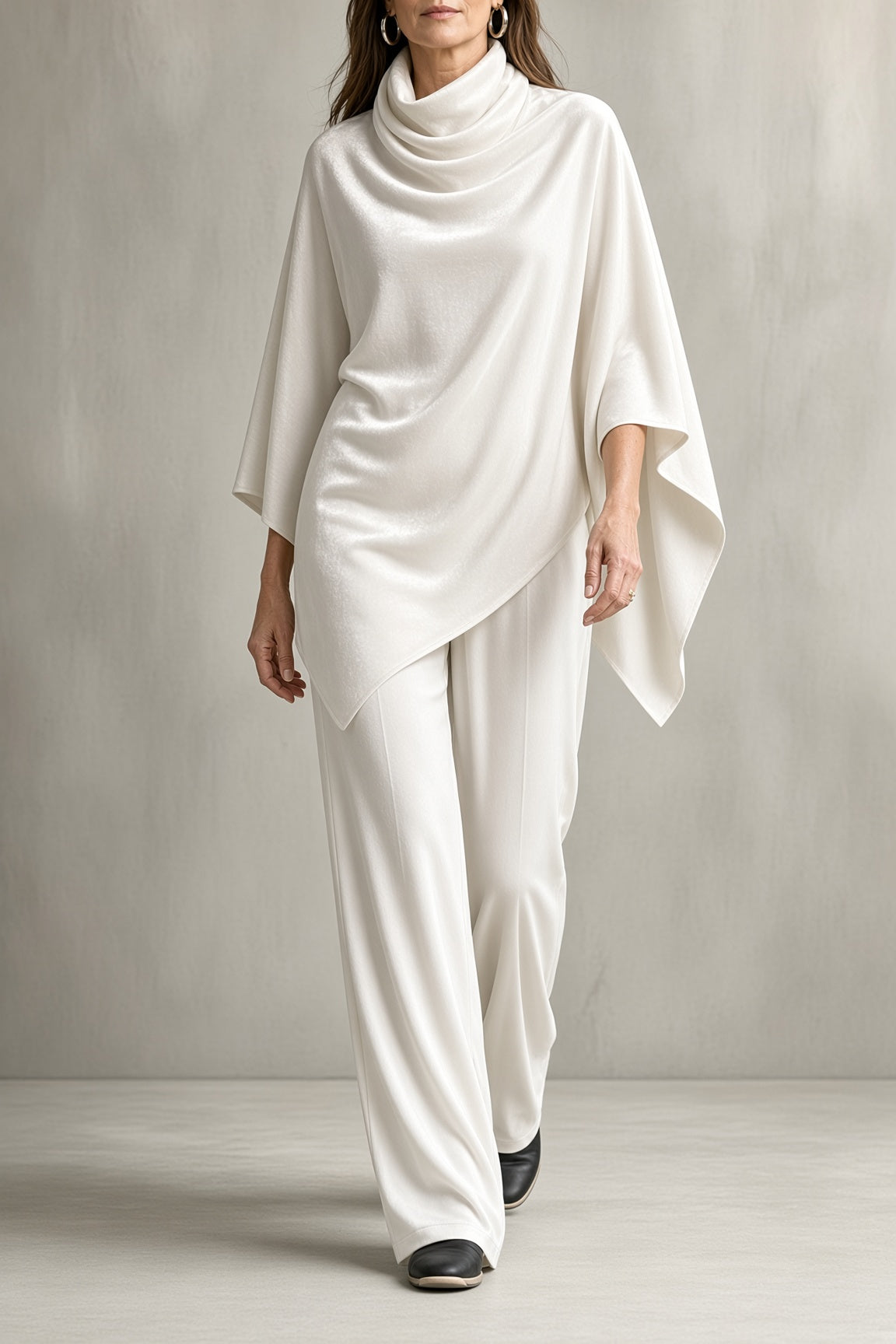 Ensemble femme en velours avec poncho drapé
