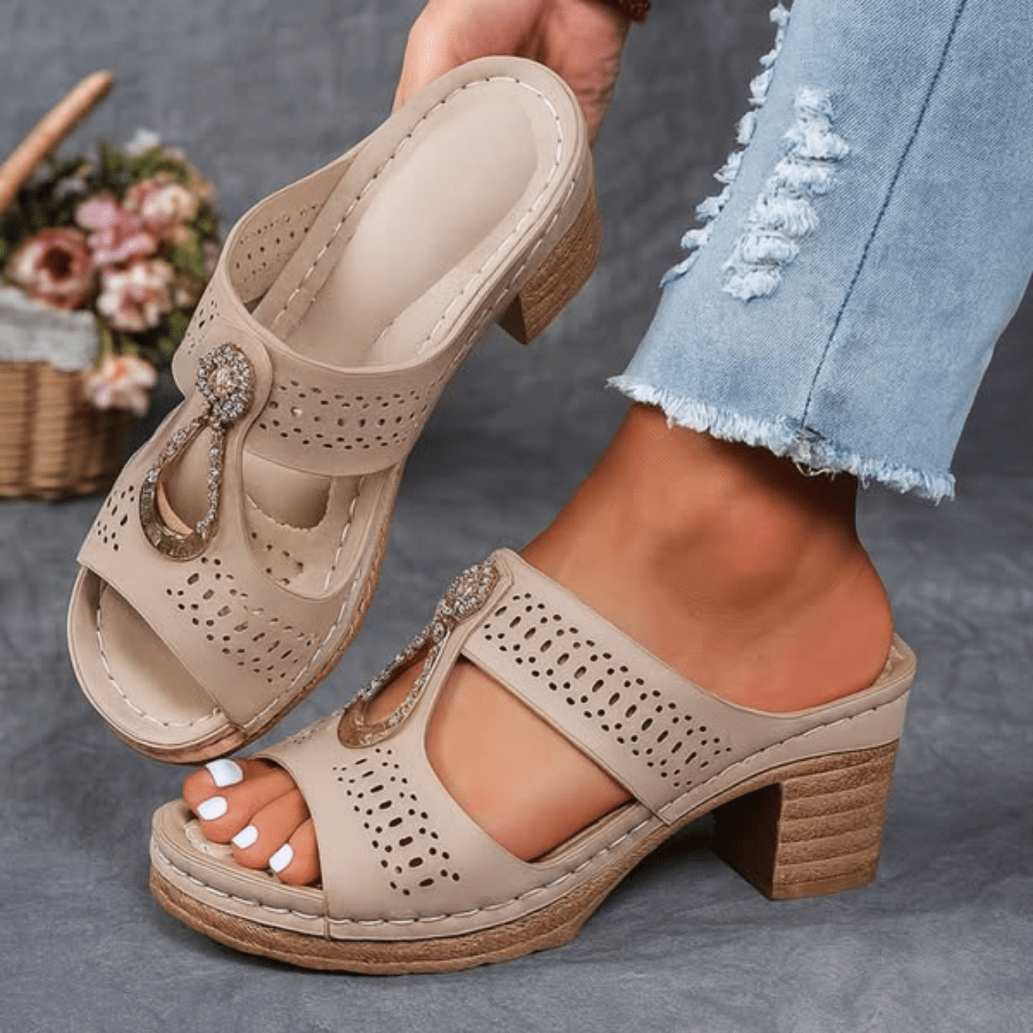 Sandales orthopédiques femme à talon confortable et détails ajourés