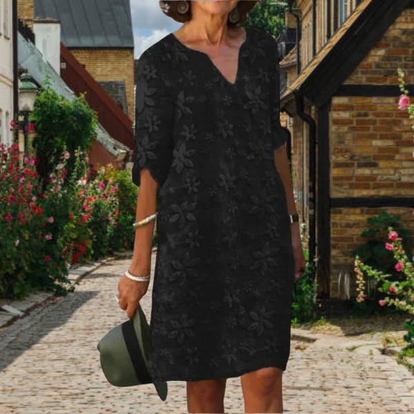 Robe femme blanche à fleurs avec col V et coupe fluide