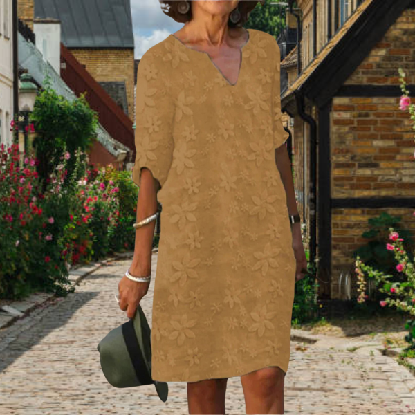 Robe femme blanche à fleurs avec col V et coupe fluide