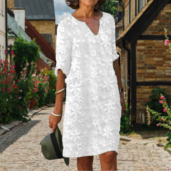 Robe femme blanche à fleurs avec col V et coupe fluide