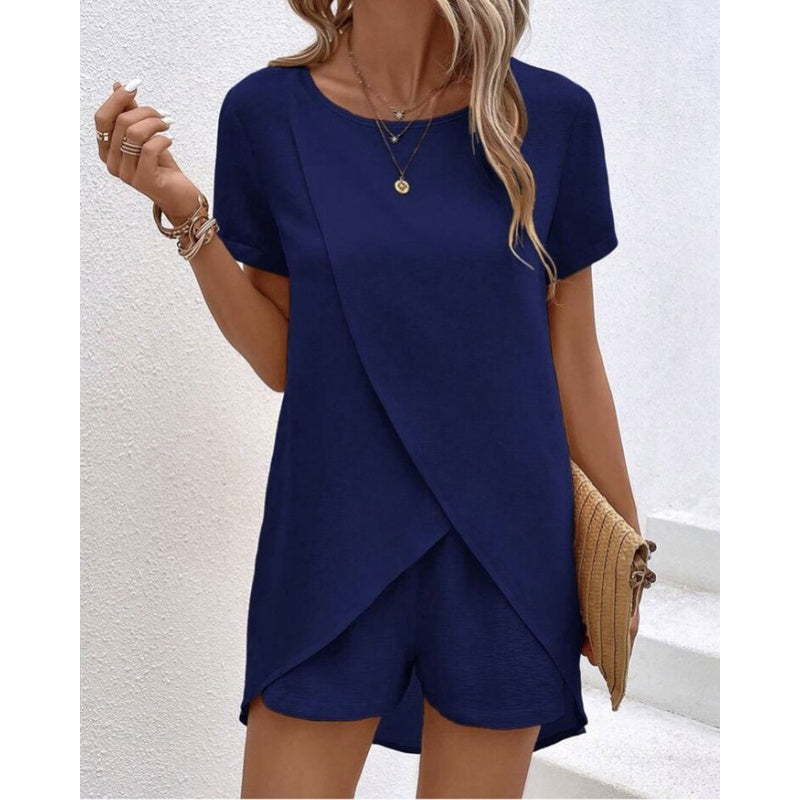 Ensemble femme avec top asymétrique et short assorti