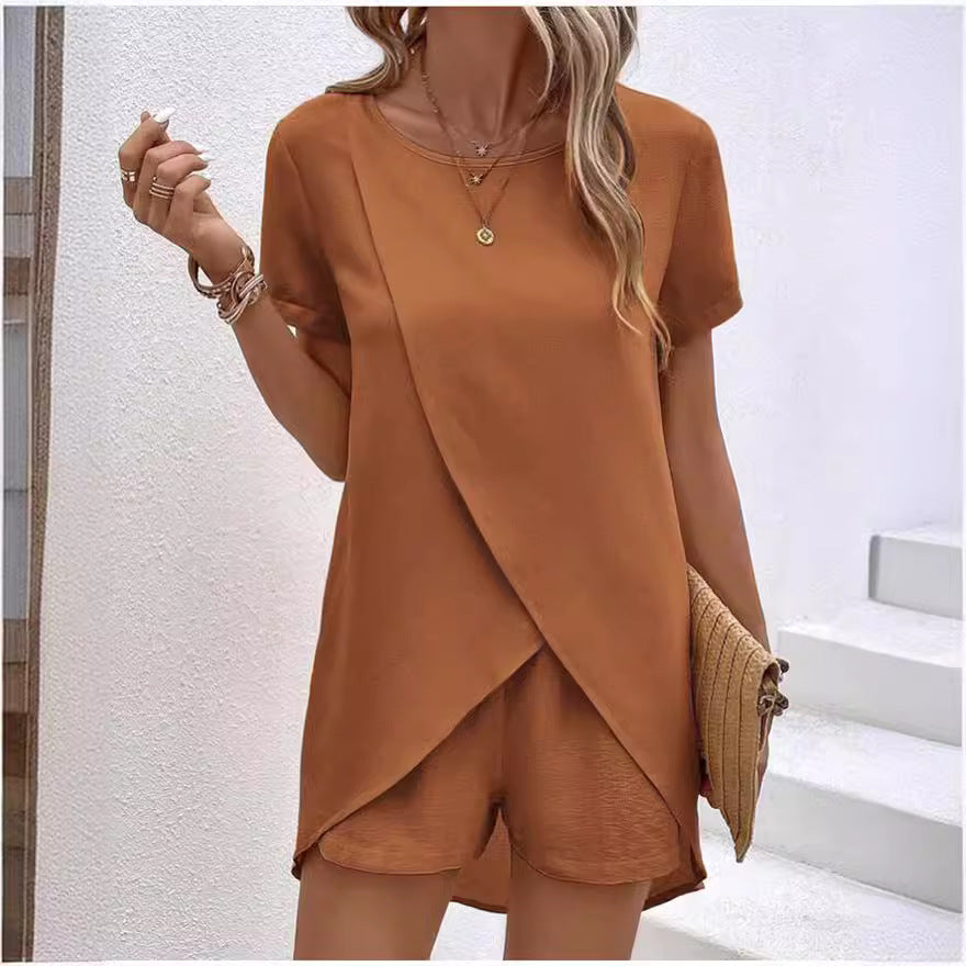 Ensemble femme avec top asymétrique et short assorti