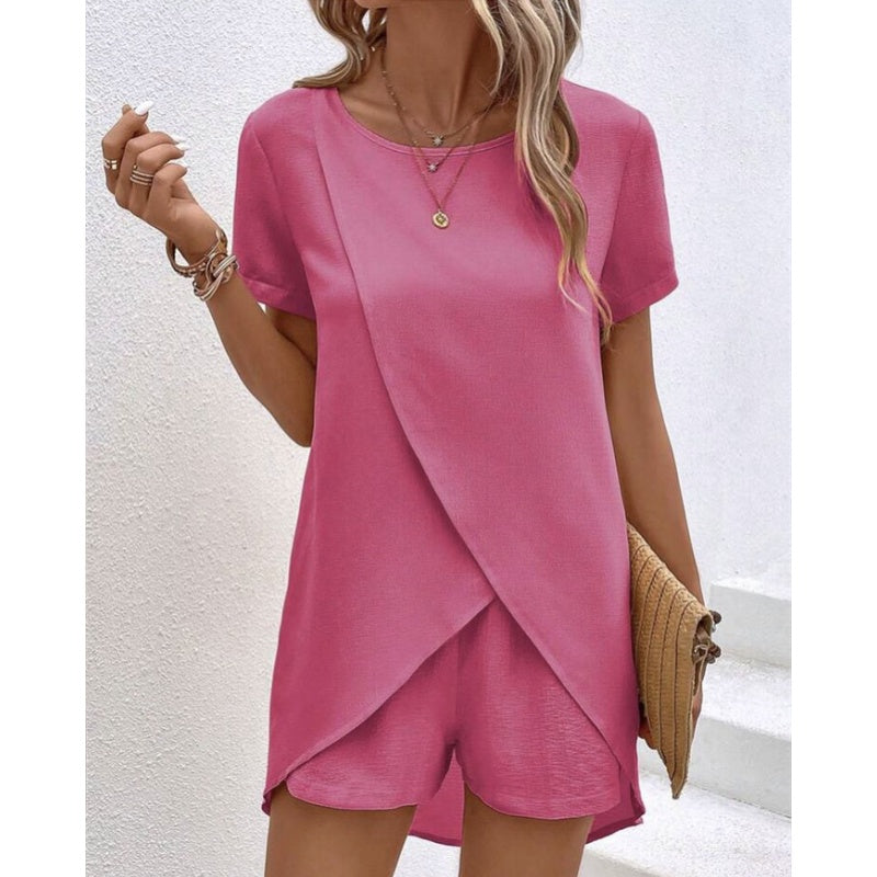 Ensemble femme avec top asymétrique et short assorti