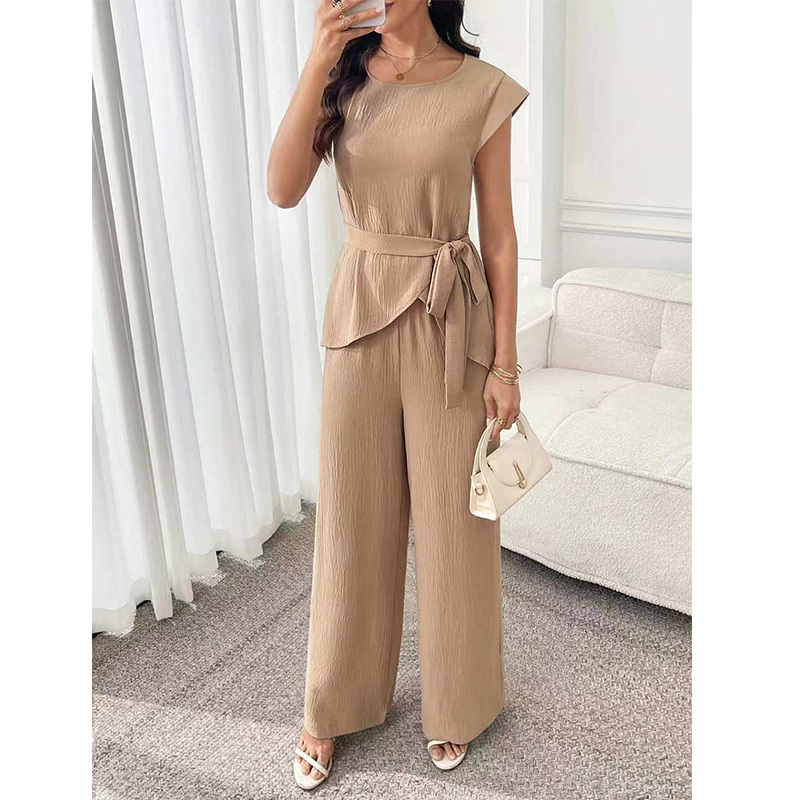 Ensemble femme chic avec haut ceinturé et pantalon large