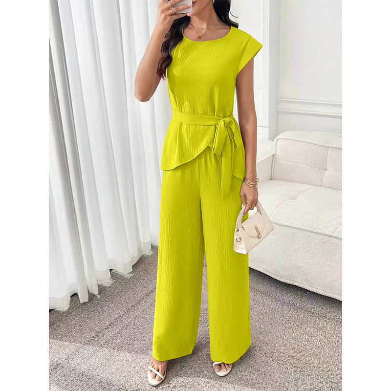 Ensemble femme chic avec haut ceinturé et pantalon large