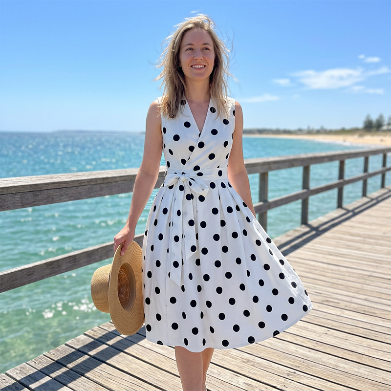 Robe femme sans manches à pois avec col V et ceinture